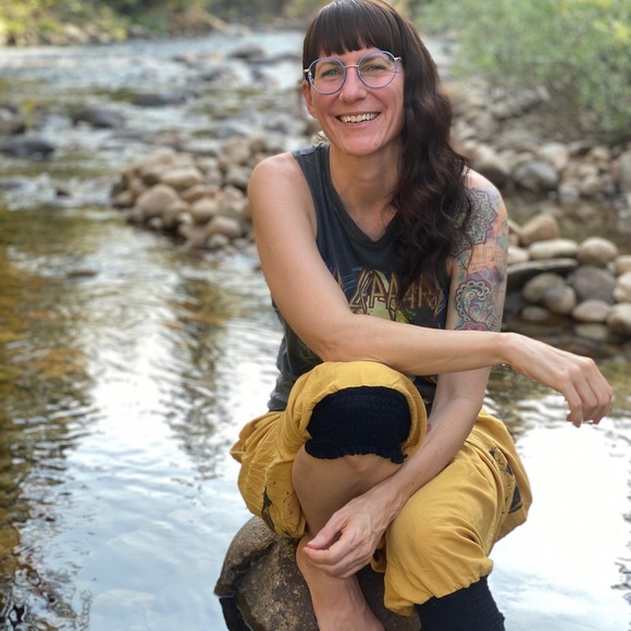 Meet your Posher, Lisa - Picture 1 of 2